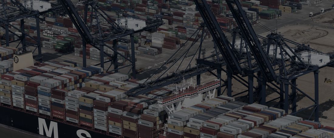 Navio porta-contêineres em operação de carga